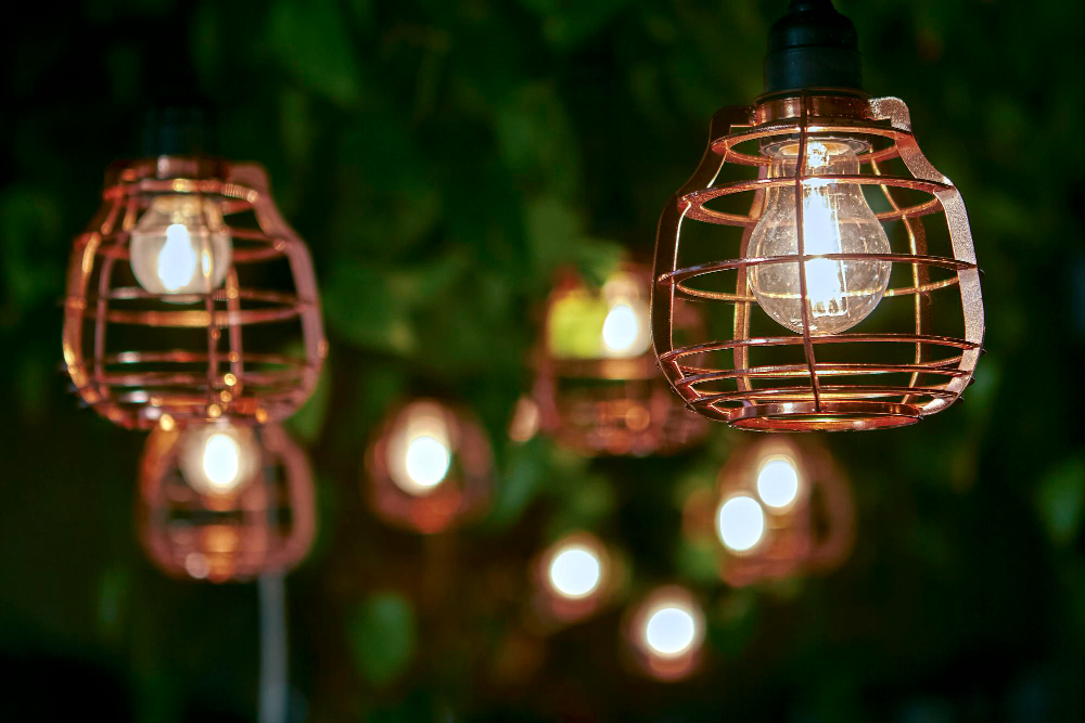 Eleganckie lampy ogrodowe – jak stworzyć klimat luksusu wokół domu?